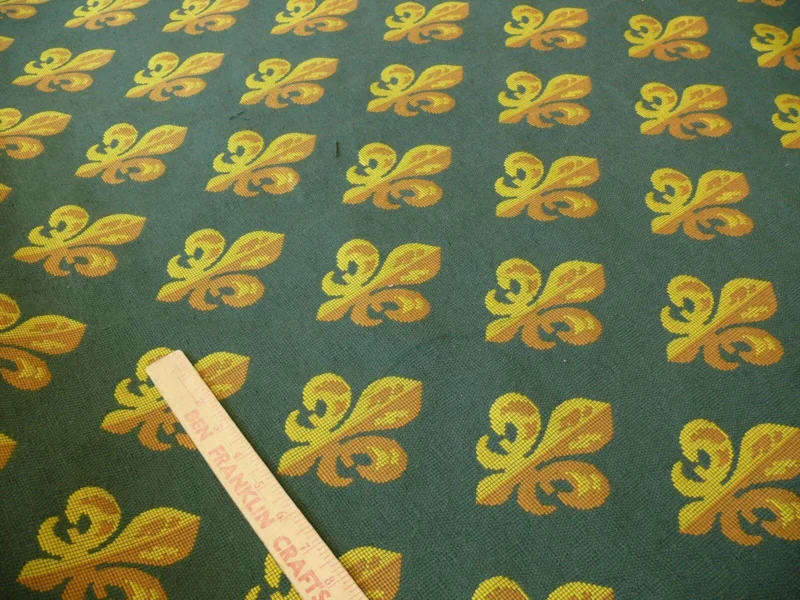 BTY SCALAMANDRE EPINGLE FLUER DE LYS HUNTER GREEN GOLD BTY SCALAMANDRE EPINGLE FLUER DE LYS HUNTER GREEN GOLD