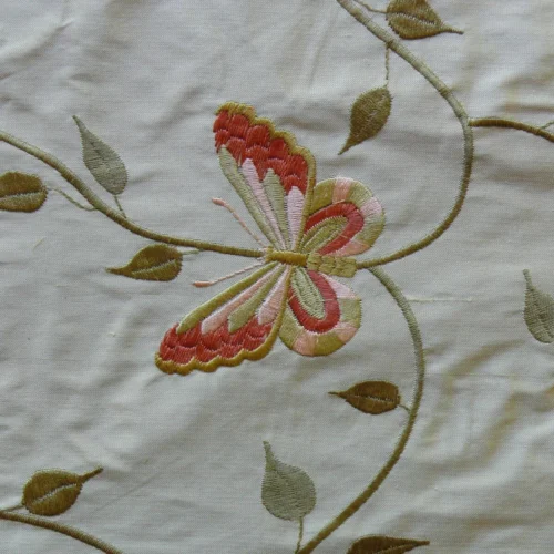 FABRICUT 100% SILK BUTTERFLY TRELLIS WHITE & CRIMSON RED 1.1Y FABRICUT 100% SILK BUTTERFLY TRELLIS WHITE & CRIMSON RED 1.1Y