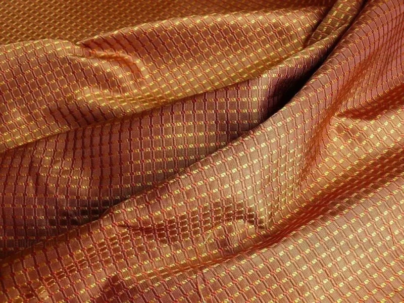 100% SILK JACQUARD DASHED SQUARE TEXTURE "ZINNIA" BROWN 100% SILK JACQUARD DASHED SQUARE TEXTURE "ZINNIA" BROWN