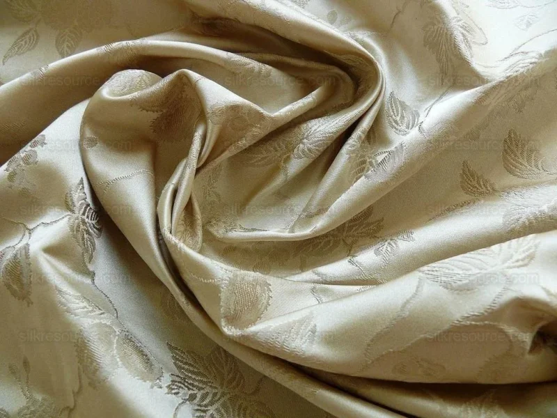 P1250001.jpg 100% Silk Damask Summer Berry on Vine Cream Nimbus Art Nouveau William Morris