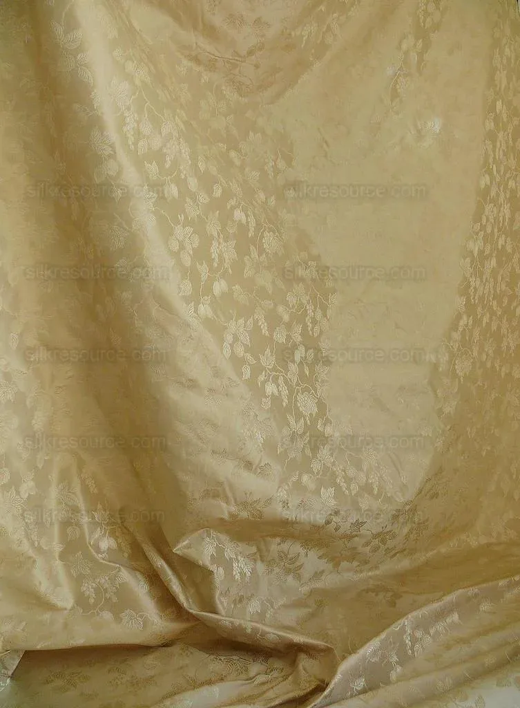 P1250010.jpg 100% Silk Damask Summer Berry on Vine Cream Nimbus Art Nouveau William Morris