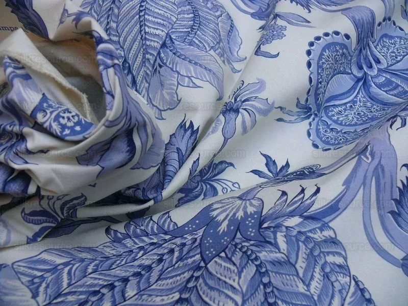 P1600183.jpg Scalamandre Gaston Y Daniela Paradise Horizon Blue Ispahan White Large Jacobean Persian Tulip Print  From Spain