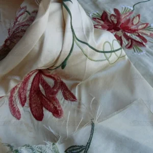 P1630450.jpg 2.52y Lee Jofa Gp&j Baker Honeysuckle Silk Embroidery Red Green