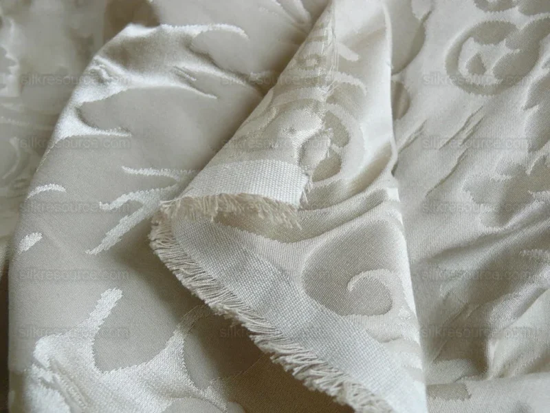 P1340157.jpg Schumacher Italy Damask Classy Renaissance "ecru" Beige Cream