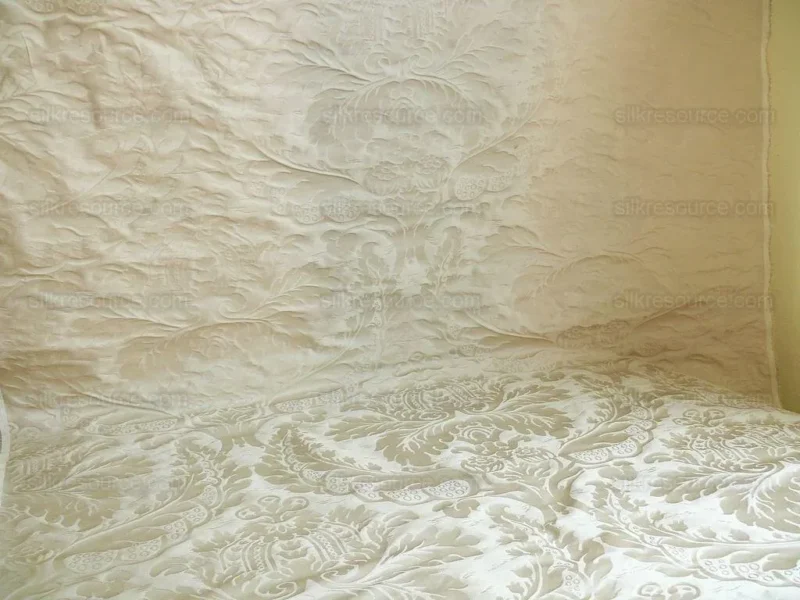 P1340170.jpg Schumacher Italy Damask Classy Renaissance "ecru" Beige Cream