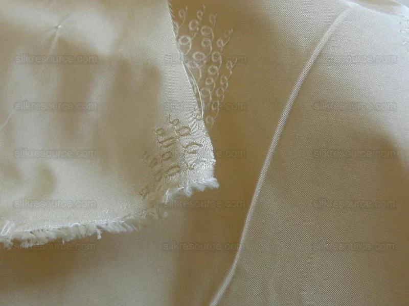 P1230864 Bty 100% Silk Damask Loop Doodle "vanilla" Ecru Beige Cream MSRP USD 200+/Y
