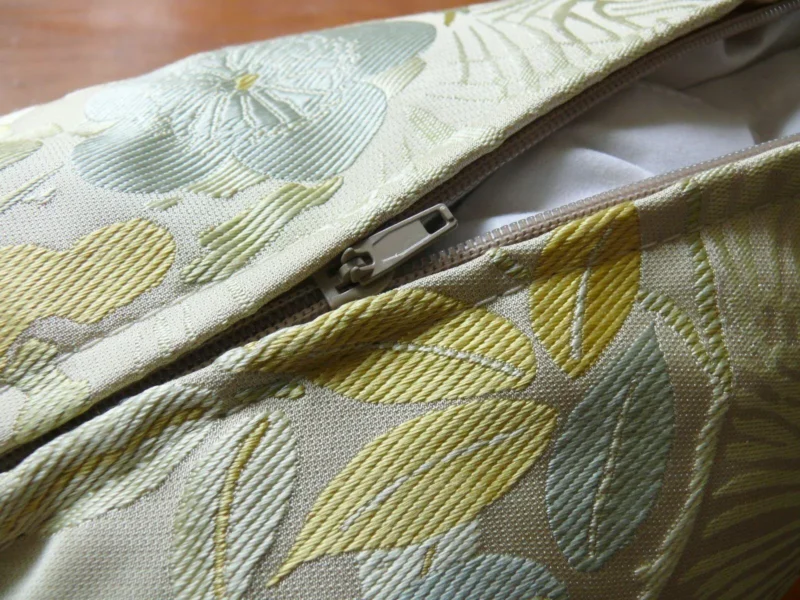 P1580014 PILLOW KRAVET IMPERIAL KIMONO 24X11" 100% SILK LAMPAS MSRP0/YD #1483