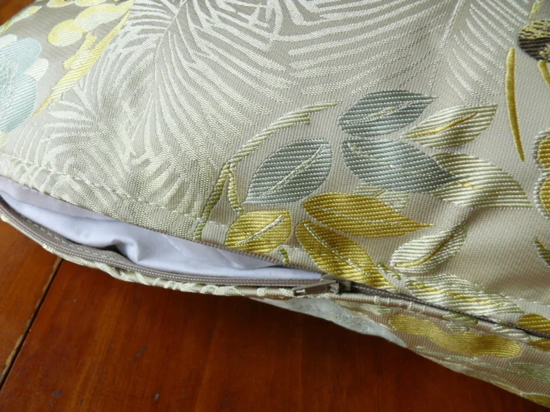 P1580016 PILLOW KRAVET IMPERIAL KIMONO 24X11" 100% SILK LAMPAS MSRP0/YD #1483