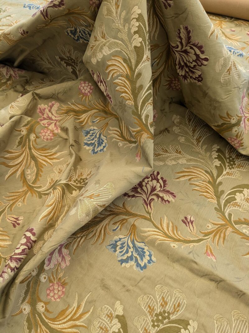 PXL_20240918_210133761 1.5y Old World Weaver VIVIANA French Lace Carnation Lampas Brown MSRP USD328/Y